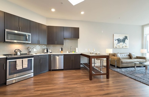 Shoreline West Apartment | Global Luxury Suites at Mountain View