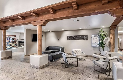 Palm Valley Hotel | Goodyear Getaway | Free Breakfast, Parking, Outdoor Pool | Pets Are Welcome!