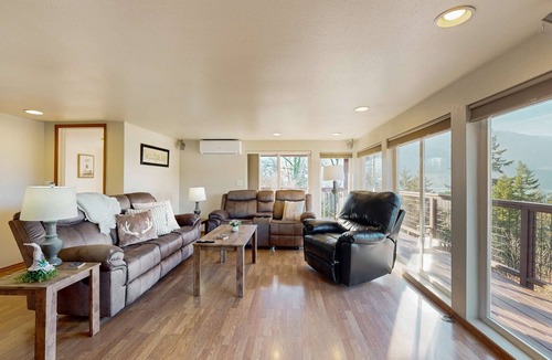 Stevenson House | Gorge View Retreat | Waterfall, Private Trail and Forest Bathing!