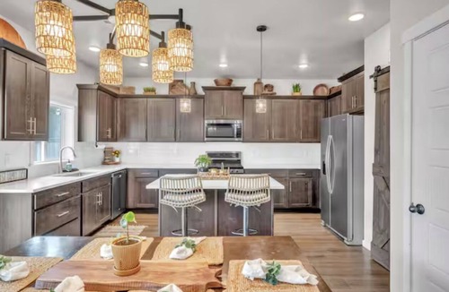 La Pine House | Gorgeous 5-bedroom house with game room in La Pine. Perfect for large groups