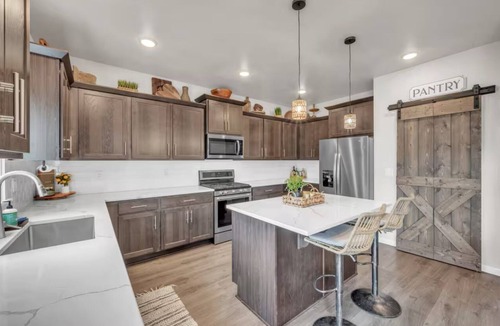La Pine House | Gorgeous 5-bedroom house with game room in La Pine. Perfect for large groups
