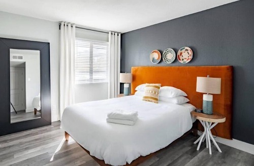 Goebel Apartment | Gorgeous CozySuites Camelback with pool, parking! 08