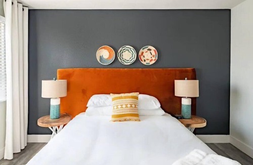 Goebel Apartment | Gorgeous CozySuites in Camelback w/pool, parking! 09