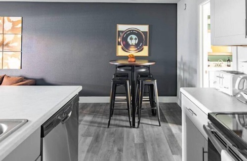Goebel Apartment | Gorgeous CozySuites in Camelback w/pool, parking! 09