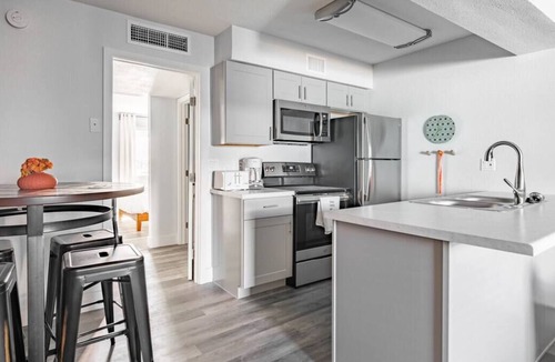 Goebel Apartment | Gorgeous CozySuites in Camelback w/pool, parking! 09