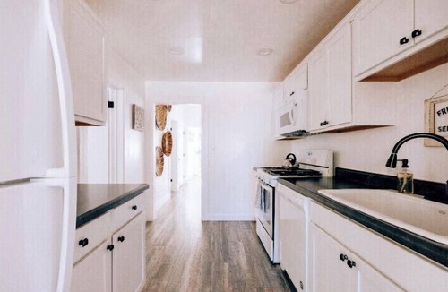 Williams House | Gorgeous Home-Amazing Yard-Fire Pit-Walk to Town