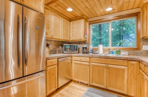 Rhododendron House | Gorgeous home with views of the river, fireplace, washer&dryer, & dog-friendly