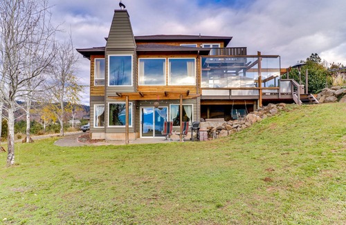 White Salmon House | Gorgeous home with private hot tub, Columbia River Gorge views & deck