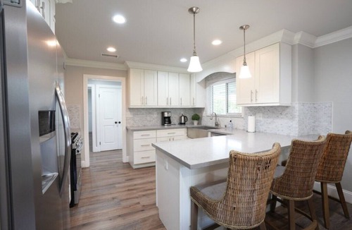 Orange House | Gorgeous Pool/Jac Home: 2 Ensuites & Game Room