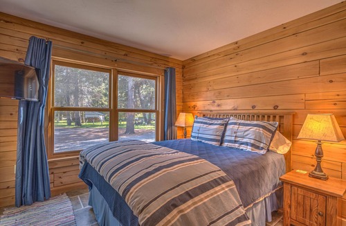 Oregon Water Wonderland Cabin | Gorgeous riverfront log cabin, air hockey, near boat launch, BBQ outdoor seating