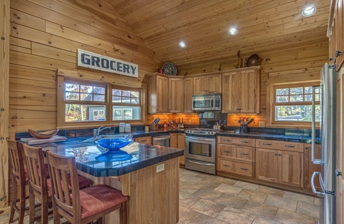 Oregon Water Wonderland Cabin | Gorgeous riverfront log cabin, air hockey, near boat launch, BBQ outdoor seating
