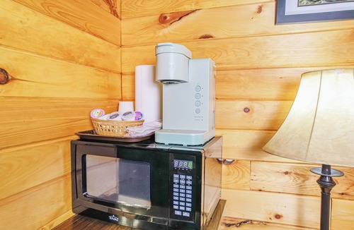 Estes Park Hotel | Gorgeous Riverfront Suite with Views R2
