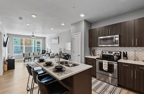 Draper House | Gorgeous Stay-Stocked Kitchen-HotTub-Gym-Wifi