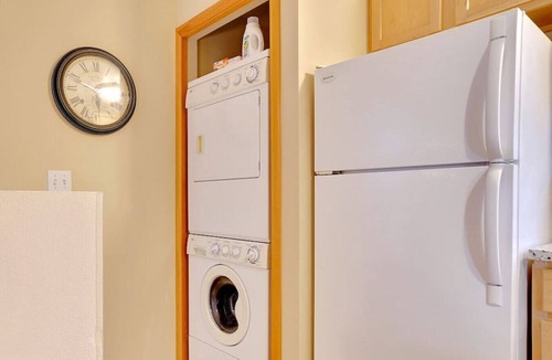 Albany Apartment | Gorgeous Upstairs Apartment very close to Hospital