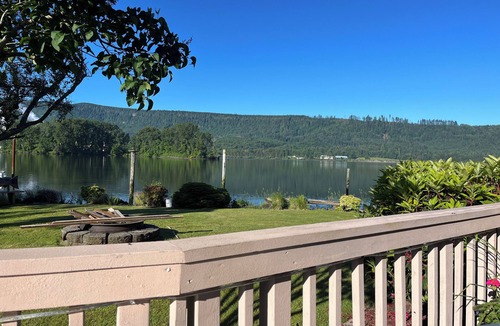 Cathlamet House | Gorgeous views w/dock on Columbia River. Big enough for the whole family!