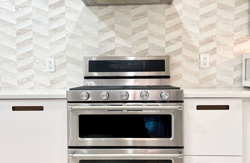 Burbank House | Gourmet Kitchen + Private Front Yard + Parking