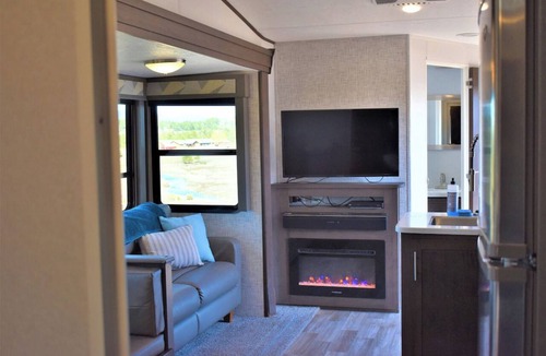 Williams Apartment | Grand Canyon RV Glamping Deluxe Luxury Suite (Glamping Getaway - With Fireplace)