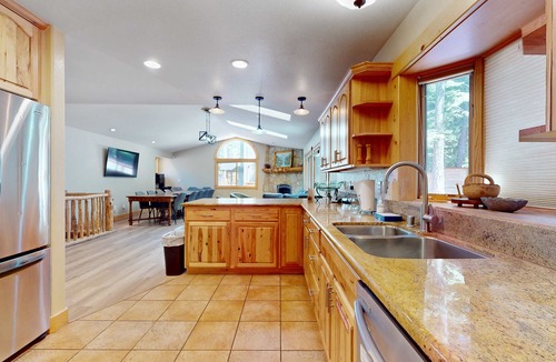 Country Club Estates House | Grand lodge in the woods near golf, hiking & skiing with multiple fireplaces