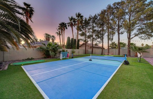 Southfork House | Grand Villa! Pickleball & GameRoom! 12 mins to the strip!