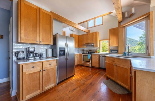 White Salmon House | Grandview - Fully Updated! Hot Tub, River, Gorge, Mt Hood Views, Quiet White Salmon