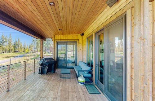 Truckee House | Grays Crossing Estate - Chefs Kitchen 3-Car Garage & Huge Wraparound Deck