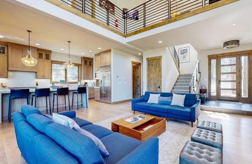 Truckee House | Grays Crossing Estate - Chefs Kitchen 3-Car Garage & Huge Wraparound Deck