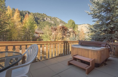 Ketchum Condo | Great 2 bed condo, Private deck & hot tub. Best location in Ketchum!