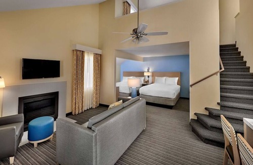 Sharonville House | Great Choice! 3 Relaxing Suites, Onsite Pool, Full Kitchen, FREE Grab-&-Go Bfast