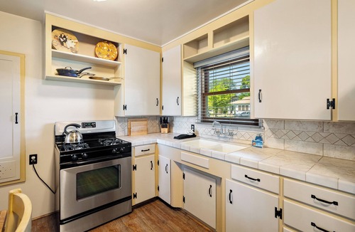 Paso Robles House | Great-Granddaddy's Oak Invites You into Downtown Paso Robles and Relaxation
