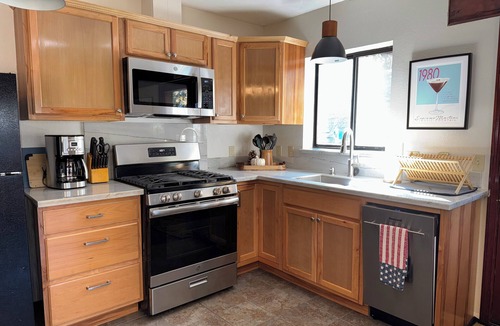 Lincoln Park Cabin | Great Lake Location, Kayak/SUP 1 min, Casinos 12 min, Skiing 14 min. Sleeps 6
