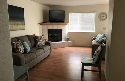 Motel District Condo | Great Location/Easy Beach Access/Walking Distance to Downtown Pier Area