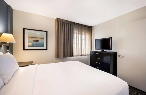 North Mountain Hotel | Great Phoenix Glendale Stay! 3 Spacious Units w/Private Kitchen, Hot Tub