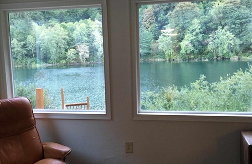 Scottsburg Cabin | Great Vintage 2500sq ft. country cabin amazing river front setting!