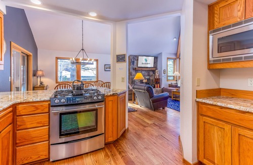 Sunriver House | GROU07 - Spacious Home, 2 Suites, Close to Fort Rock Park, A/C, Hot Tub