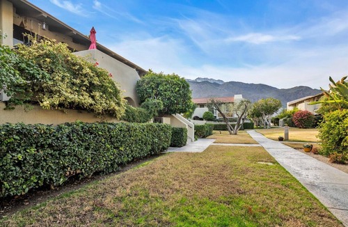 Palm Springs Condo | Ground level condo with king size bed and w/d inside