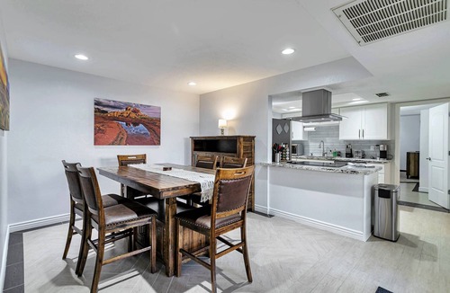 Glendale House | Ground level, Pool/Spa/Covered parking, Minutes to GCC & Historic Downtown Glendales dining/shopping