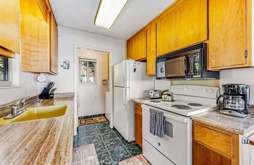 Anchor Bay House | Gualala 3BR cove-view home with hot tub near Gualala Point Park