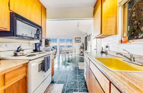 Anchor Bay House | Gualala 3BR cove-view home with hot tub near Gualala Point Park
