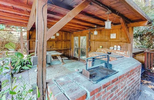 Guerneville Cabin | Guerneville 3BR riverfront log lodge with hot tub — dogs welcome