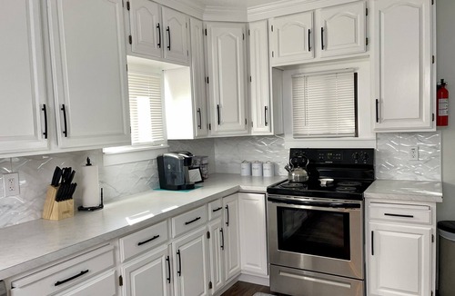 Price House | Guest Favorite! Hot Tub, Huge Kitchen, Fenced Yard, Firepit, & BBQ in Great Area