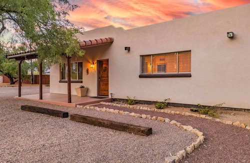 Tanque Verde House | Guest Ranch with Pool & Pickleball Solana #1
