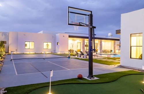 Paradise Valley Ranchos House | HÓZHÓ 19th Hole: Golf Sim & Movie Theatre
