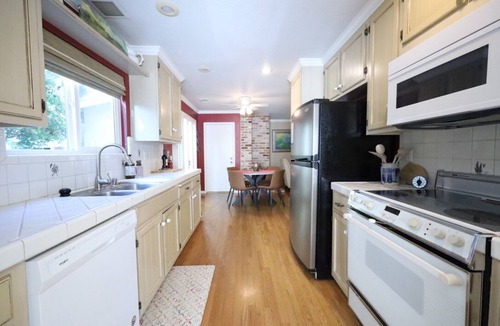 Lodi House | Ham Station - 3 B/2 BA - Bright & Cheery Home - A Dog’s Dream!