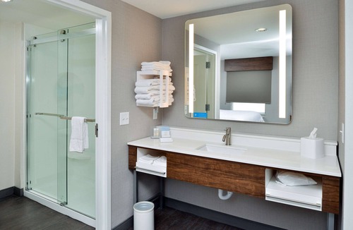 Paradise Hotel | Hampton Inn & Suites Las Vegas Airport