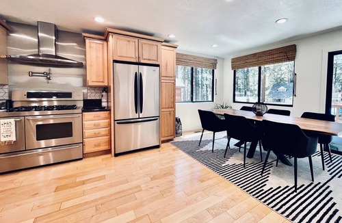 Lower Kingsbury House | Hangout Den,HotTub 8,Sauna,Cold Plunge,FirePit,Trails,Beach Nearby,AC,Sleeps 10
