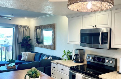 Lake Havasu City Condo | Havasu Lakeside Retreat! London Bridge Water Views