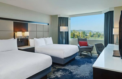 Redwood Shores Hotel | Haven of Serenity! 2 Relaxing Units, Pets Allowed, Onsite Pool