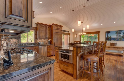 Truckee House | Hawk's Peak By Tahoe Getaways - 3 BR w/Hot Tub, A/C and HOA