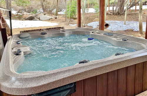 Truckee House | Hawk's Peak By Tahoe Getaways - 3 BR w/Hot Tub, A/C and HOA