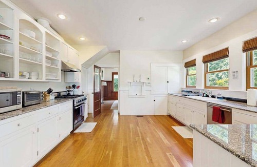 Geyserville House | Healdsburg Dog-Friendly Vineyard Farmhouse and Hot Tub